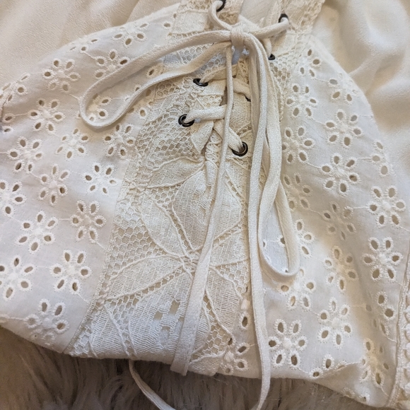 Coco + Jaimeson cream eyelet lace front halter top size M - Picture 7 of 9